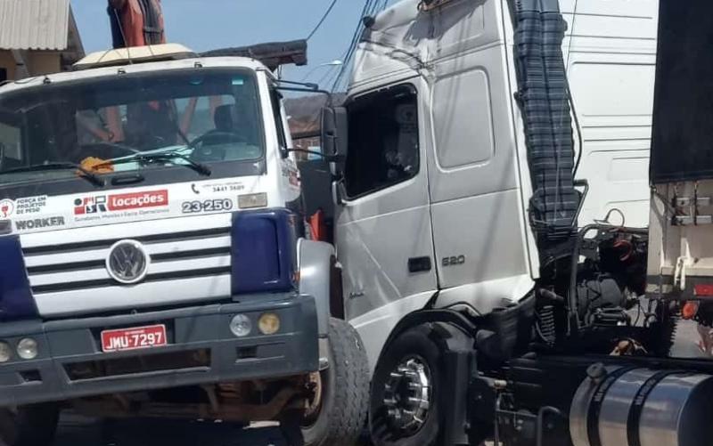 Brumado: Carreta desgovernada atinge caminhão na Av. Centenário