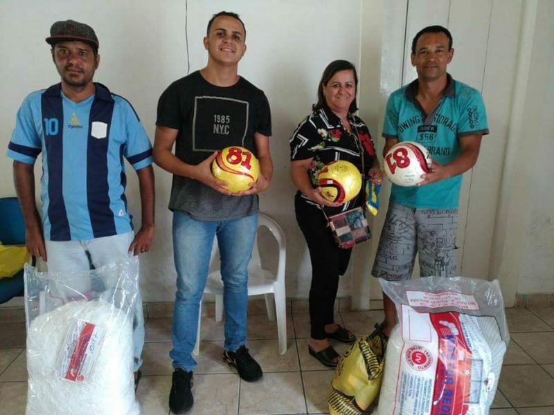 Em apoio aos desportistas prefeita de Aracatu entrega novos materiais esportivos