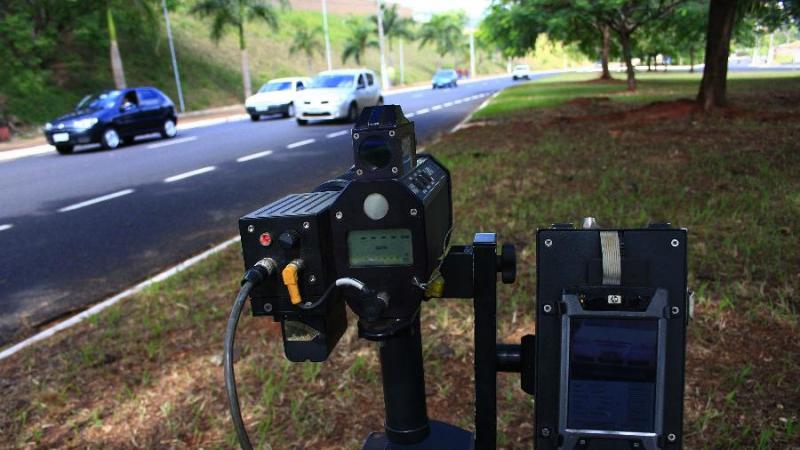 Justiça Federal no DF determina que PRF volte a usar radares móveis em rodovias