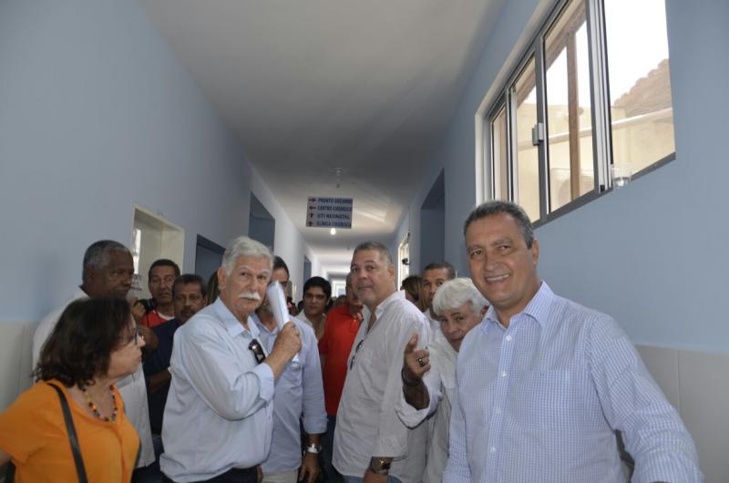 Rui entrega nova ala de UTI em hospital de Brumado