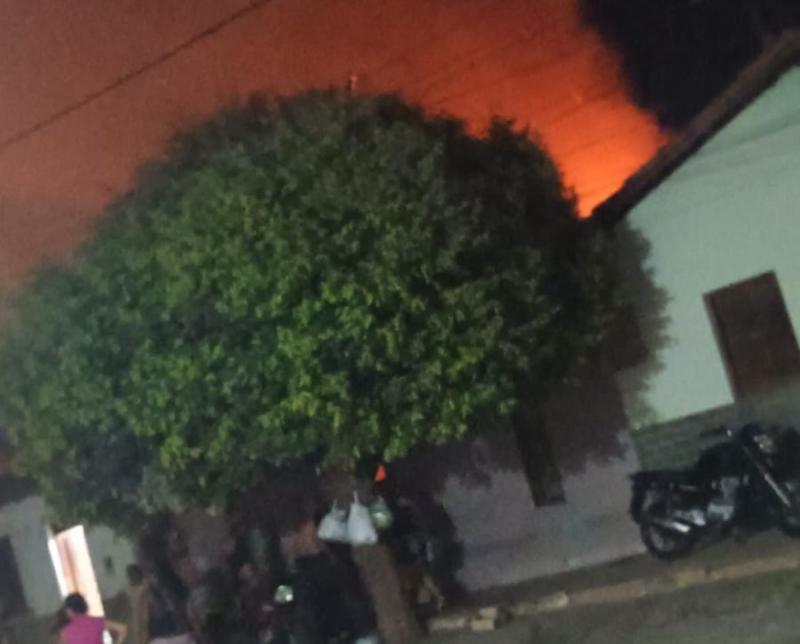 Casa pega fogo após explosão de celular em Brumado