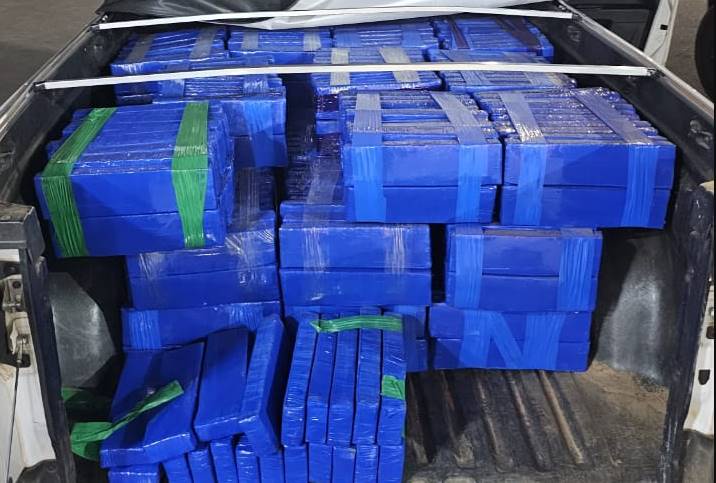 PRF apreende quase 600 kg de maconha em abordagem na BR-116 em Conquista