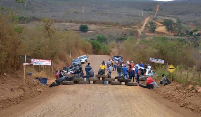 Licínio de Almeida: Por causa da poeira de caminhões da Bahia Mineração, moradores protestam pedindo asfaltamento da BA-156