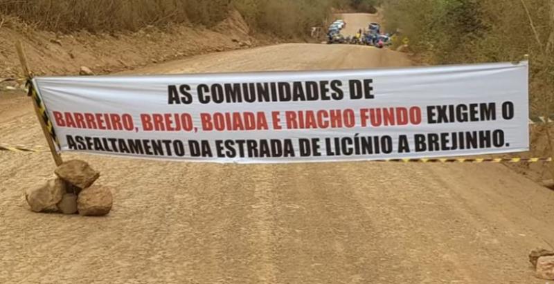 Licínio de Almeida: Por causa da poeira de caminhões da Bahia Mineração, moradores protestam pedindo asfaltamento da BA-156