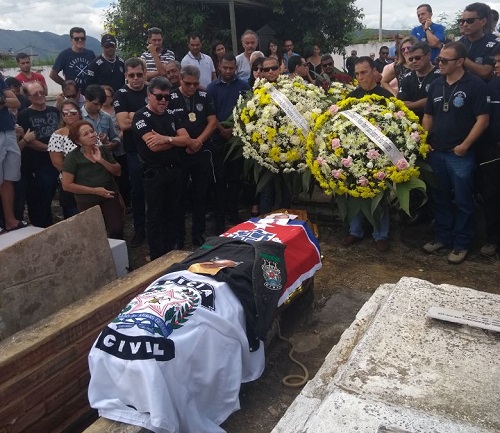 Corpo do delegado, Dr. Marco Torres é enterrado com homenagens e muita emoção em Minas Gerais