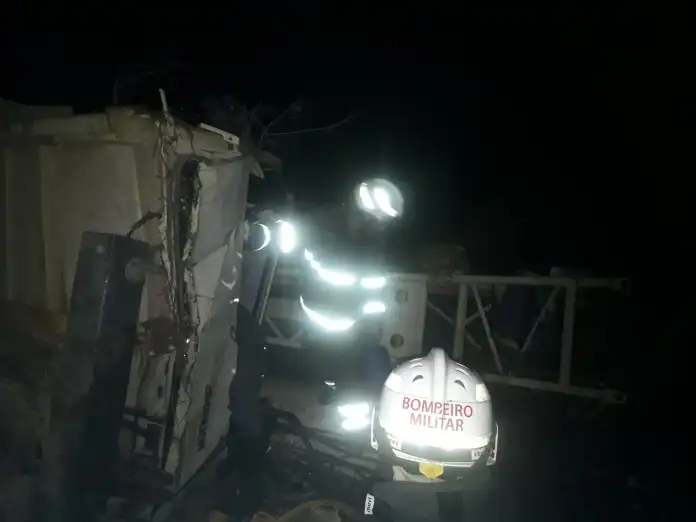 Motorista morre ao tombar carreta na BR-030 entre Guanambi e Caetité