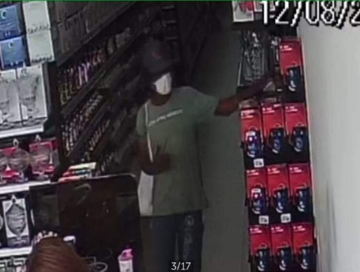 Câmera de segurança flagra elemento furtando caixa de som em comercio de Brumado