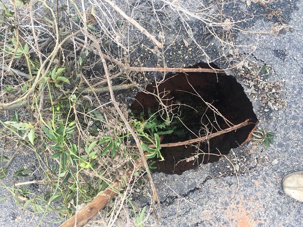 Cratera se forma na BA-623 entre os municípios de Maetinga e Presidente Jânio Quadros