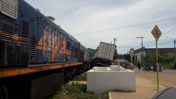 Brumado: Locomotiva atinge caminhão em passagem de nível que da acesso ao Centro da cidade