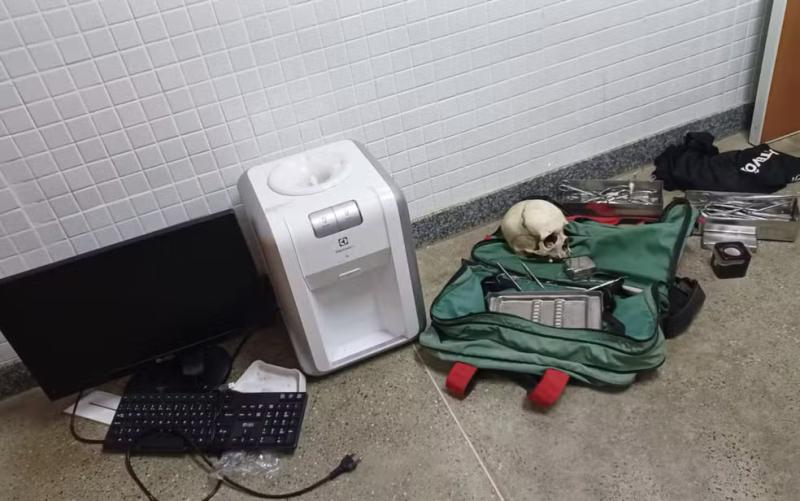 Homens são presos por suspeita de furtar crânio em sede da Polícia Técnica da Bahia