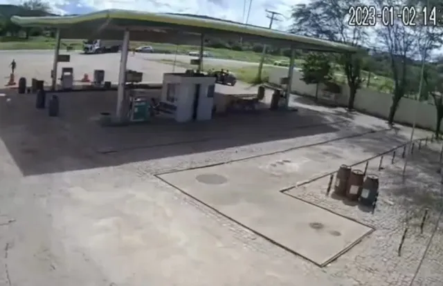 Acidente em posto de combustíveis tira vida de jogador de futebol em Anagé 