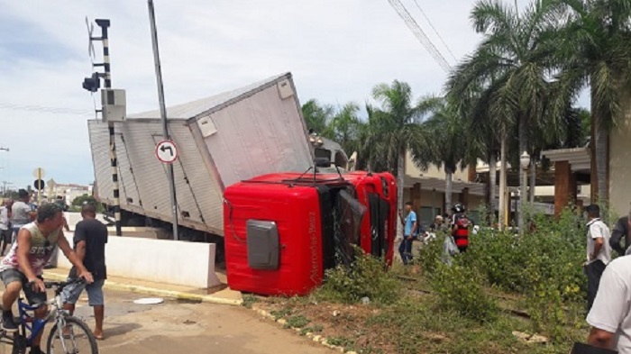 Brumado: Locomotiva atinge caminhão em passagem de nível que da acesso ao Centro da cidade