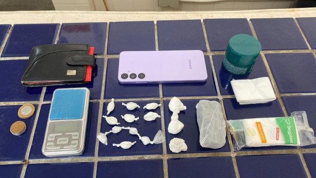 Homem de tornozeleira eletrônica é preso acusado de tráfico de drogas na Vila Presidente Vargas em Brumado