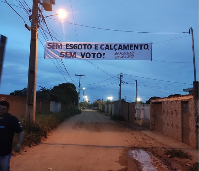 Livramento: População na bronca com prefeito: “SEM ESGOTO E CALÇAMENTO, SEM VOTO! 