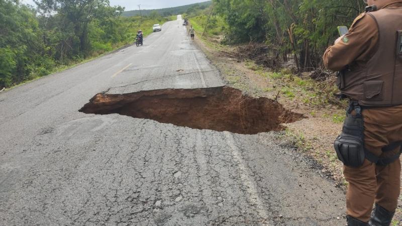 Cratera impede passagem de veículos na BA-026 entre Iramaia e Contendas do Sincorá