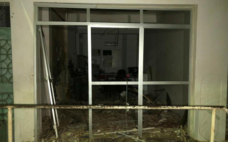 Grupo causa terror após invadir cidade, explodir caixa eletrônico com dinamite e disparar tiros contra delegacia no sul da Bahia