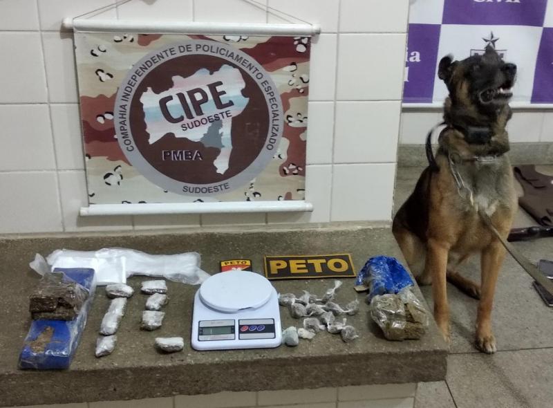 Três pessoas são detidas com dois quilos de maconha, arma e capa de colete balístico em Brumado