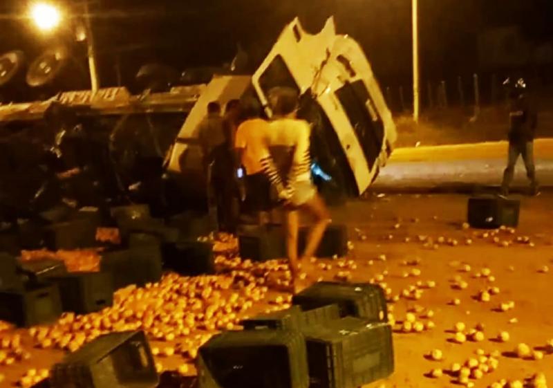 Caminhão carregado de tangerina tomba em trecho urbano da BR-030 em Brumado