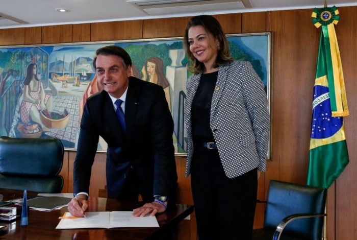 Bolsonaro sanciona lei que permite medidas emergenciais a mulheres vítimas de violência
