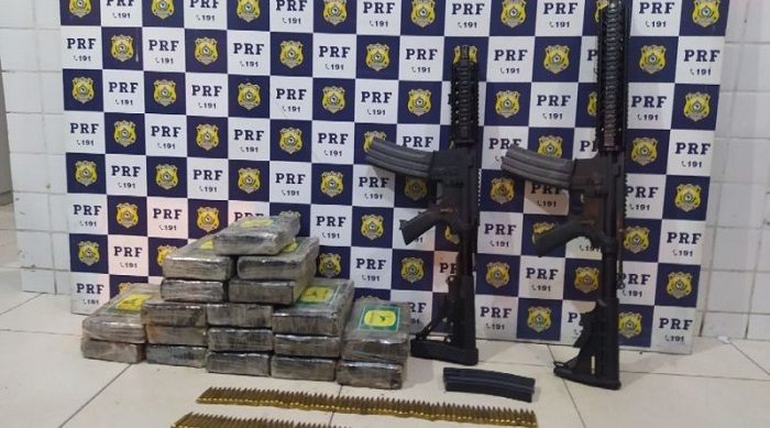 Polícia apreende fuzis, munições e droga em compartimento secreto de veículo na BR 116 em Feira de Santana 