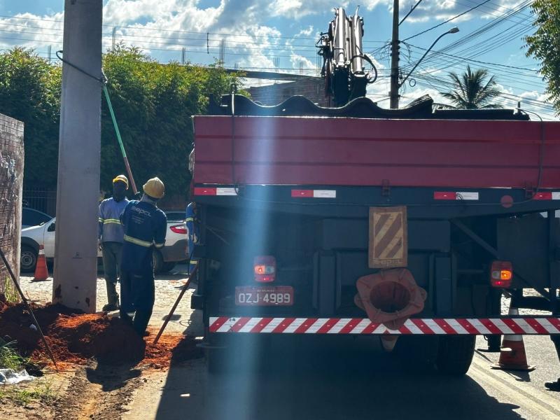 Vereador denuncia poste colocado em esquina, na entrada da cidade de Rio do Antonio e que oferece risco de acidente