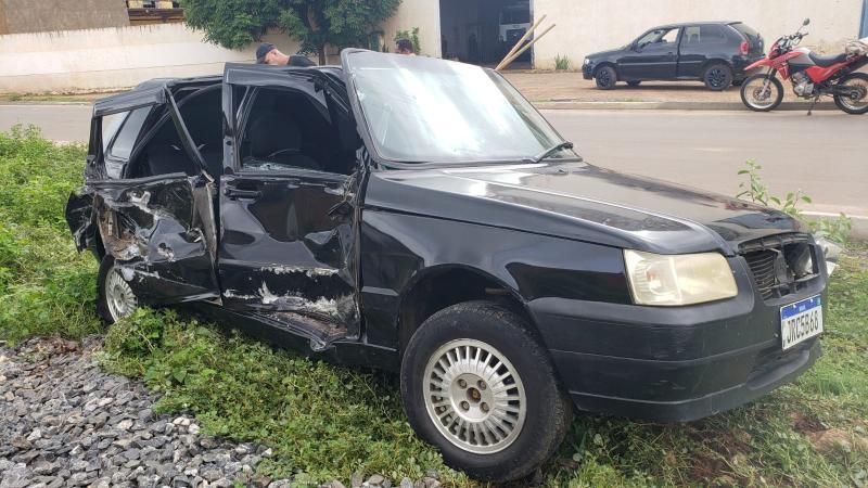 Carro é atingido por trem na manhã desta segunda-feira em Brumado; ocupantes saíram ilesos 