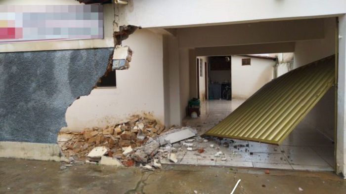 Livramento: Carro desgovernado atinge muro e portão de residência no Centro da Cidade