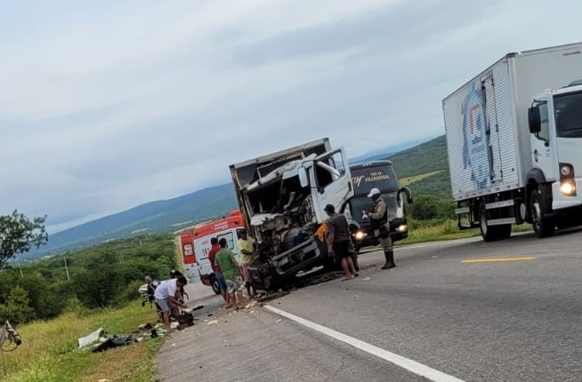 Colisão entre dois caminhões deixa um ferido na BA-262 entre Brumado e Aracatu