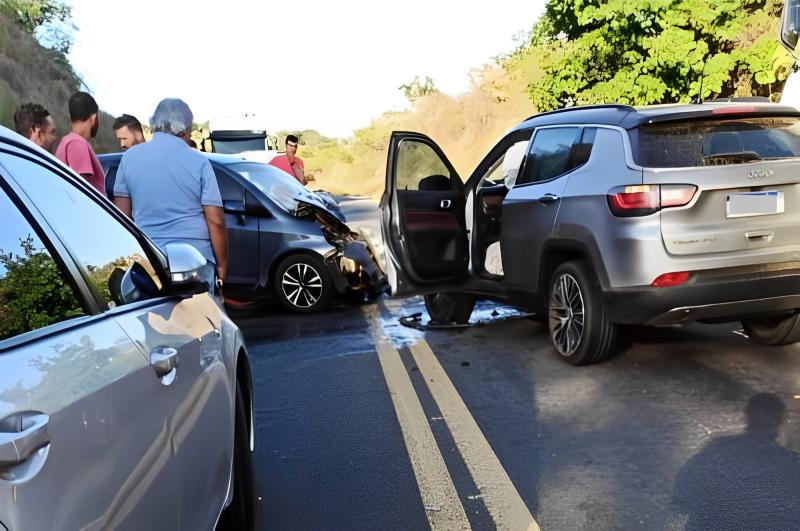 Carros com placa de Brumado e Livramento se envolvem em acidente na BR-030 em Guanambi