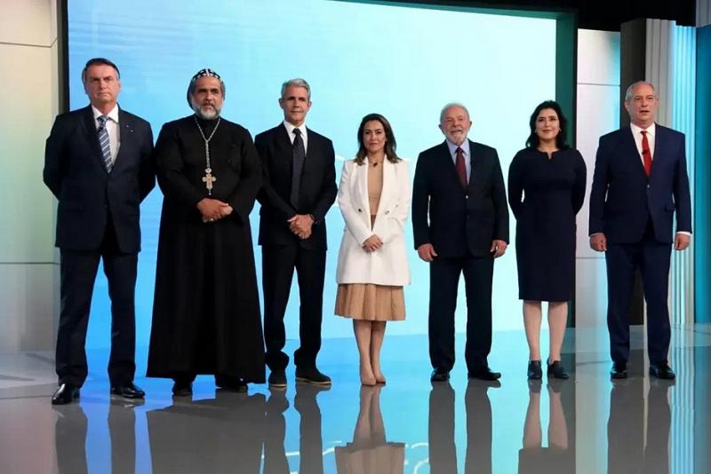 Candidatos ignoram propostas e priorizam troca de ofensas em último debate