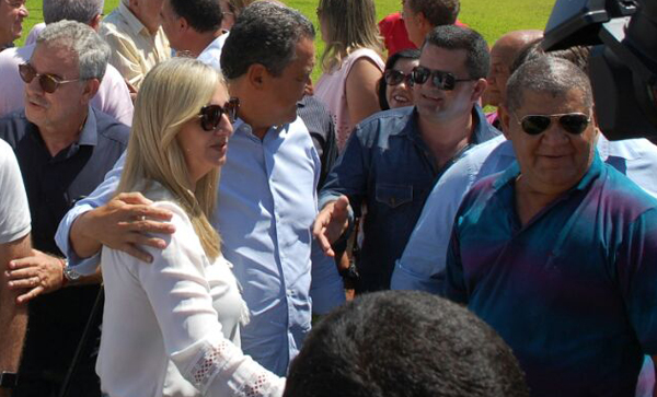 Prefeita Terezinha Baleeiro recepciona o governador Rui Costa durante inaugurações em Livramento