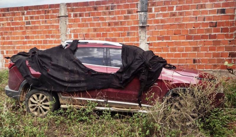Veículo roubado na BA-026 em Maracás é encontrado em terreno baldio pelo PM de Guanambi