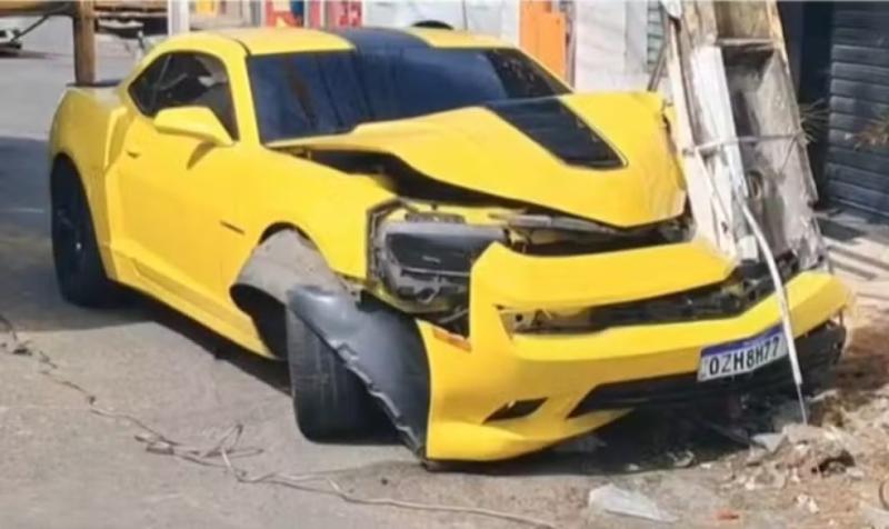 Camaro fica destruído após batida em poste na Bahia