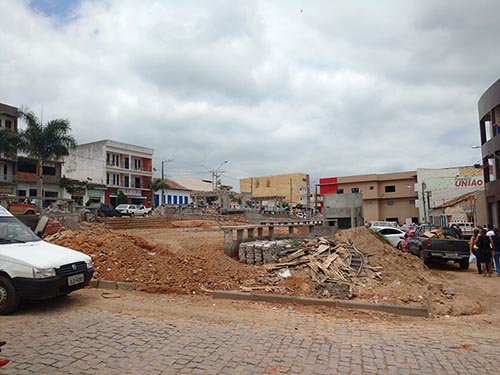 População questiona atraso de mais de um ano em reforma de praça no centro de Aracatu