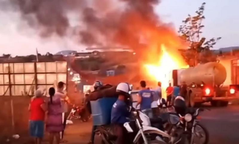 Fogo consome caminhão utilizado para coleta de recicláveis em Caculé 