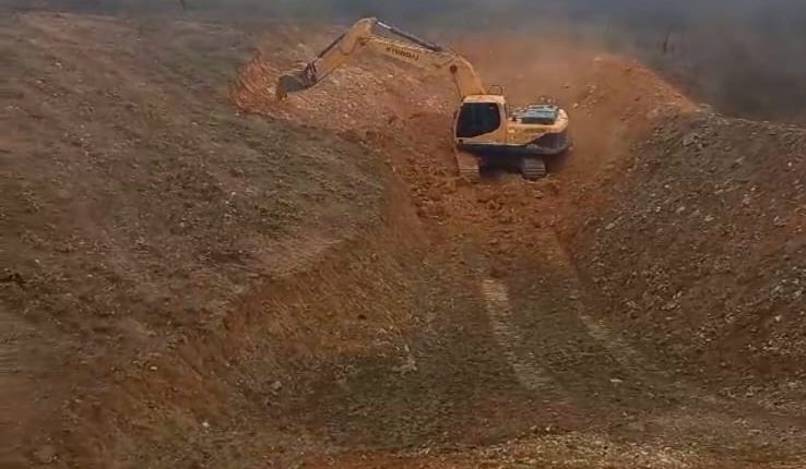 Prefeitura continua realizando limpeza de taques e aguadas na zona rural de Aracatu