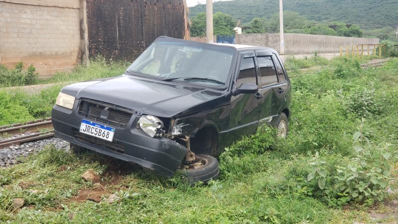 Carro é atingido por trem na manhã desta segunda-feira em Brumado; ocupantes saíram ilesos 