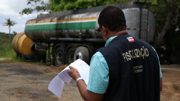 Operação contra grupo que adulterava combustível tem seis mil litros apreendidos e dois homens presos na Bahia