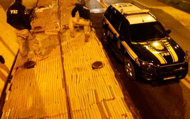 PRF apreende quase 1,5 tonelada de maconha escondida em carga de esterco em Jequié