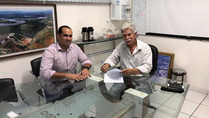 Prefeito de Brumado assina Termo de Renovação/Adesão ao Programa Mais Médicos 