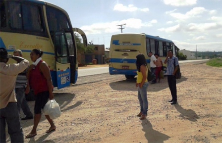 Falha mecânica em ônibus da empresa Novo Horizonte deixa passageiros na bronca