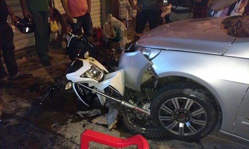 Carro descontrolado atravessa pista, bate em motocicleta e atinge barraca de acarajé em Brumado