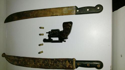 Polícia apreende revólver e facões em posse de vendedor em Aracatu