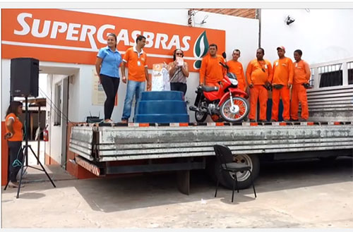 A Baim Gás em parceria com a Supergasbras sorteou uma moto 0 Km para os seus clientes