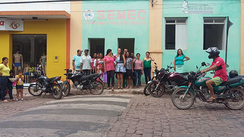 Fechamento de escolas na zona rural provoca manifesto de moradores em Barra da Estiva
