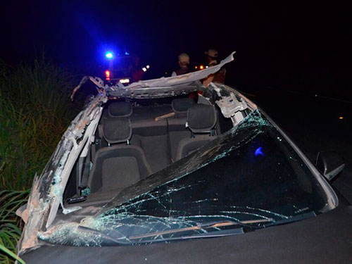Carro de passeio tem teto arrancado após batida contra caminhão em Barreiras