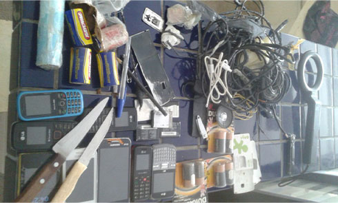 Facas, Celulares e outros objetos foram encontrados nas celas dos presos em Brumado