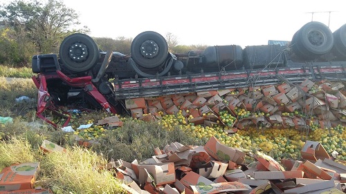 Caminhão tomba no trevo da BR - 030, próximo a Magnesita em Brumado