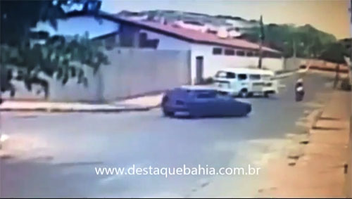 Mulheres são lançadas de moto durante colisão com carro em Brumado; veja o vídeo