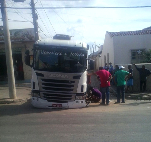 Pneu de carreta fica preso em Buraco após chão ceder na Av. Coronel Santos em Brumado